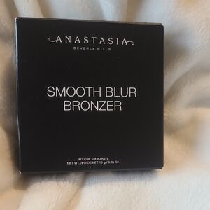 Anastasia Beverly Hills Smooth Blur Bronzer in Black